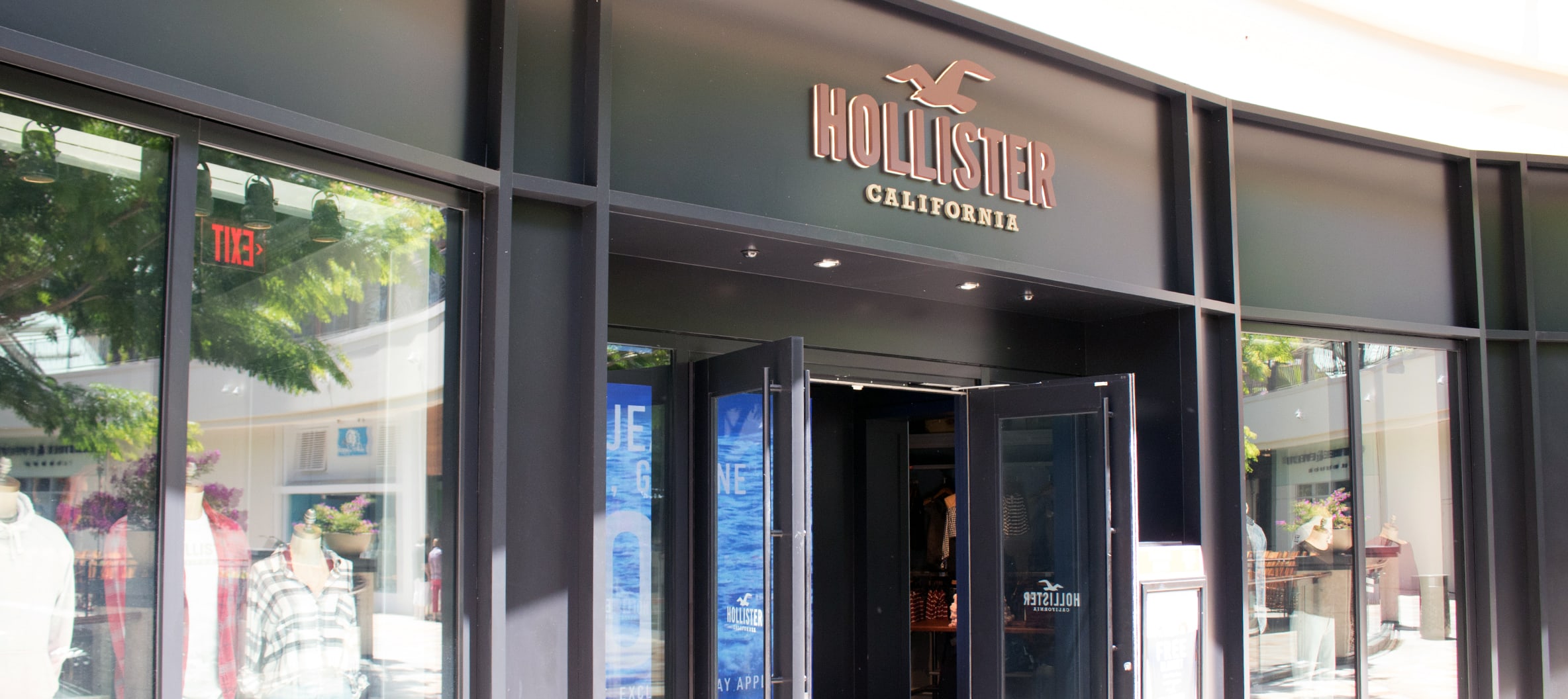 hollister mall hours