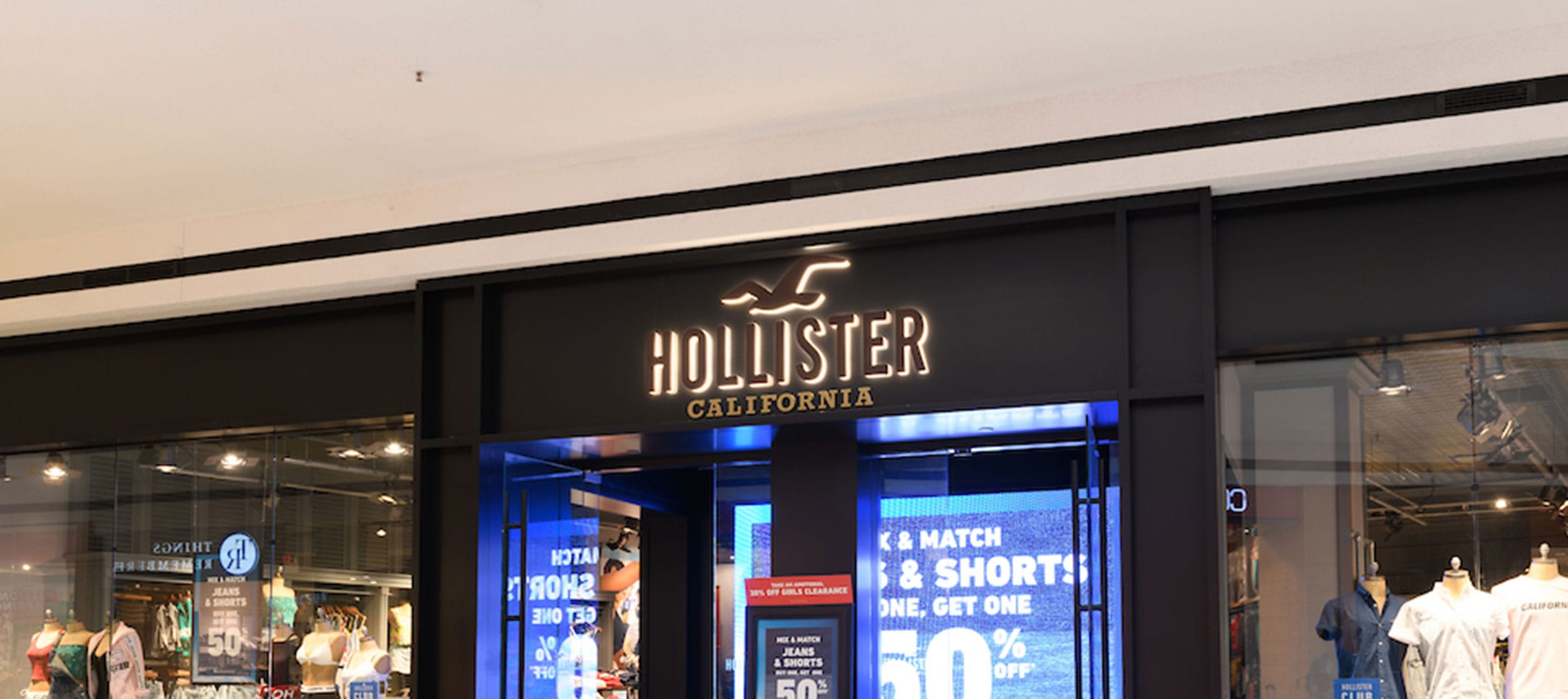 where is hollister located in the mall