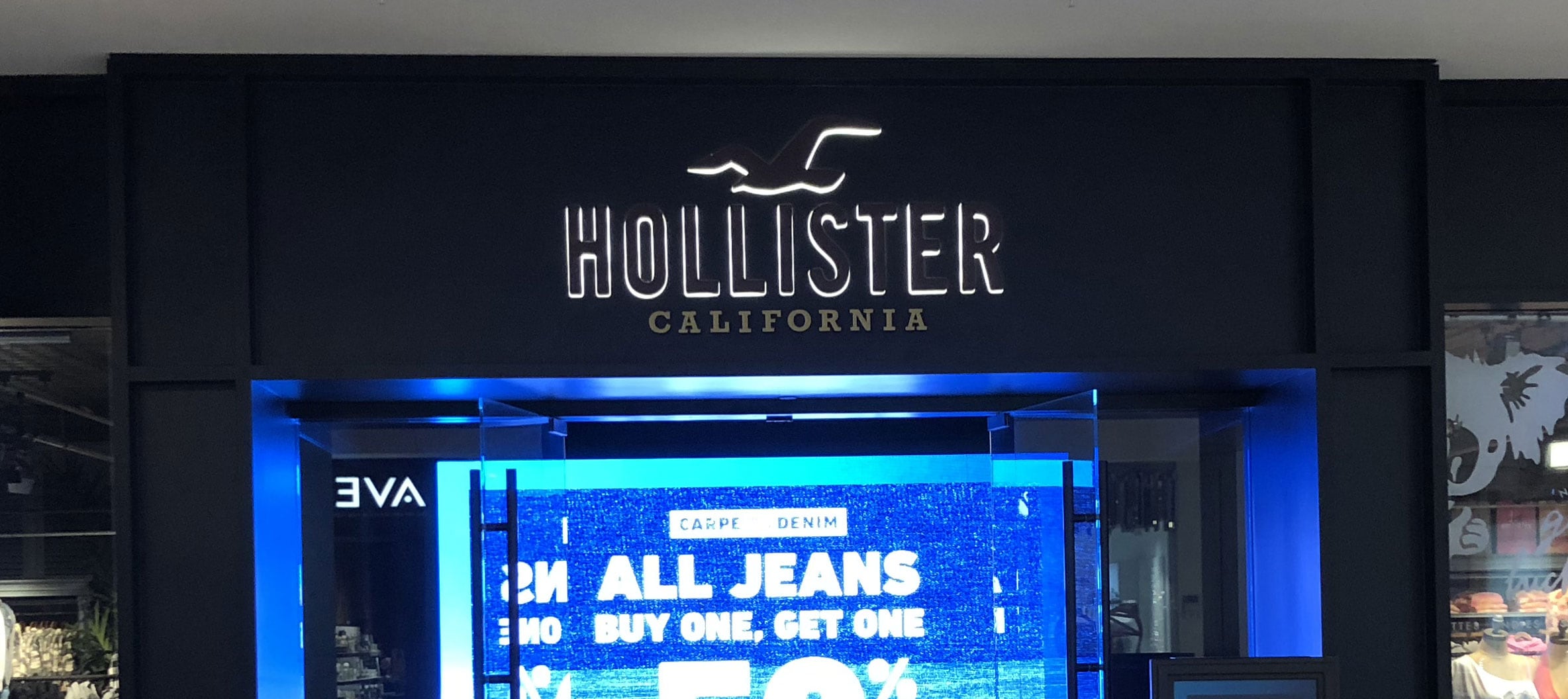 hollister near me hours