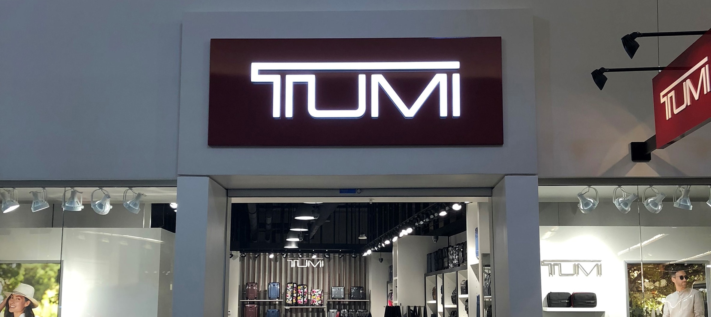 TUMI Auburn Hills Great Lakes Crossing Outlets