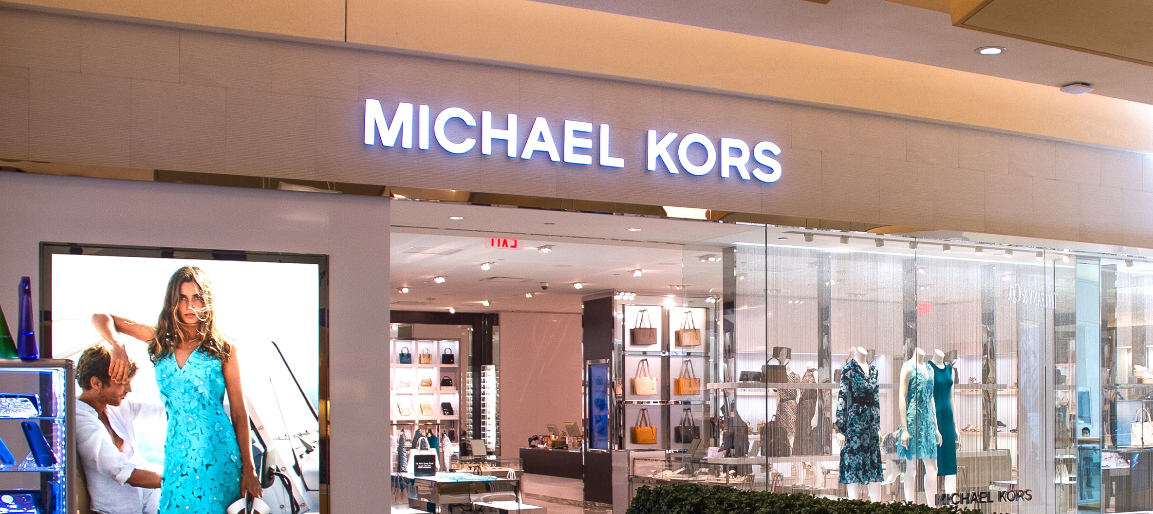 Arriba 52+ imagen michael kors international plaza