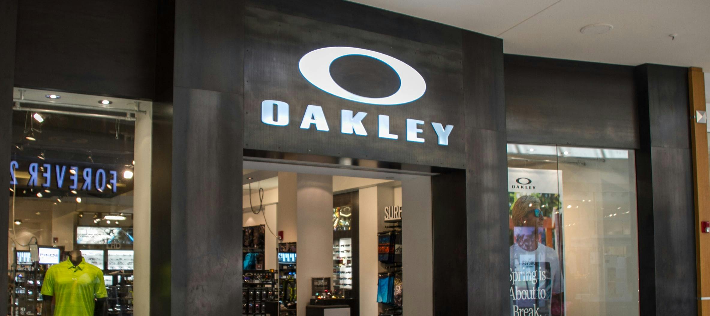 Oakley la plaza mall sale